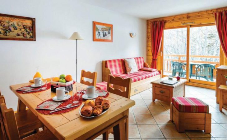 Le Hameau du Rocher Blanc Apartments, Serre Chevalier, Dining